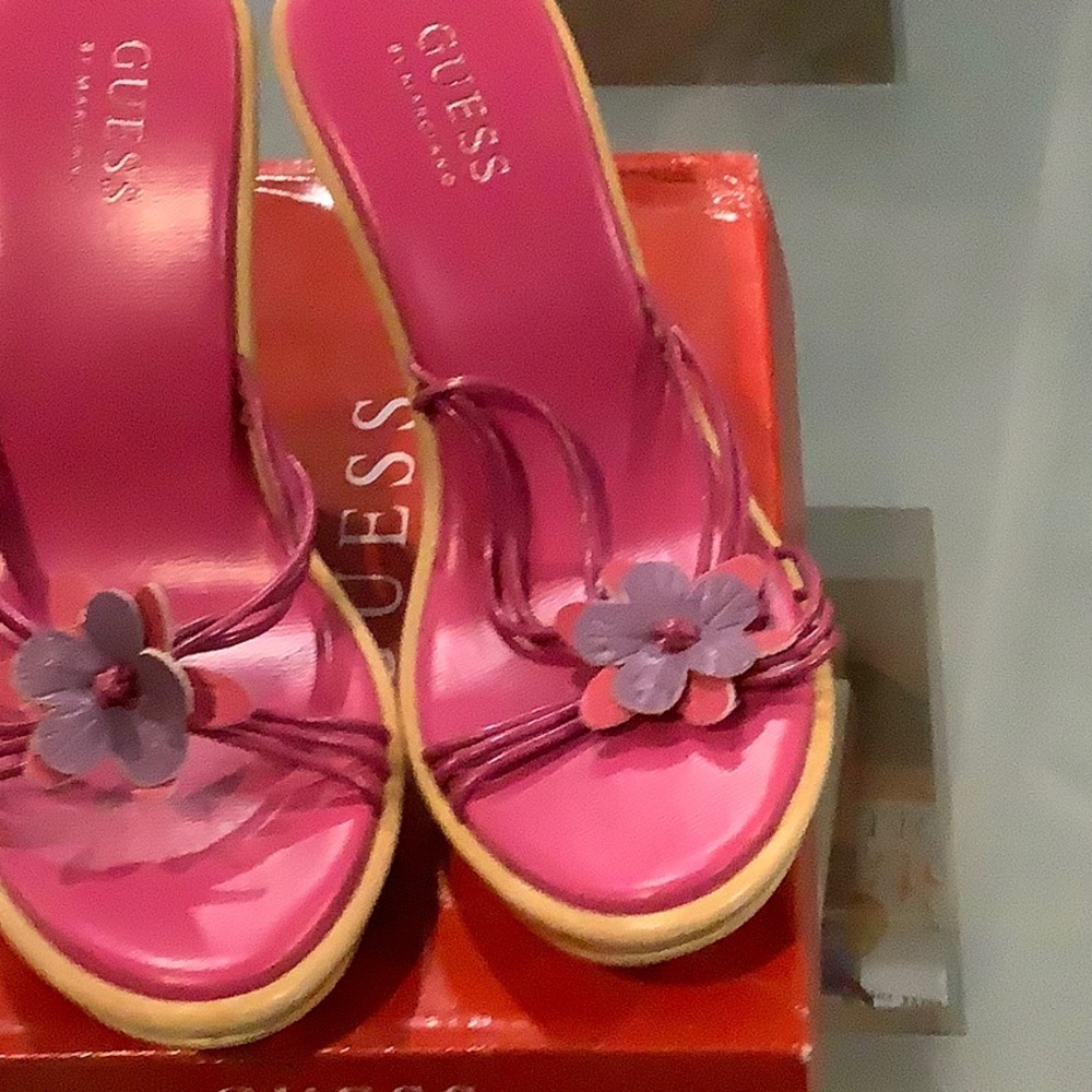 Adorable Guess sandals - Picture 4 of 5